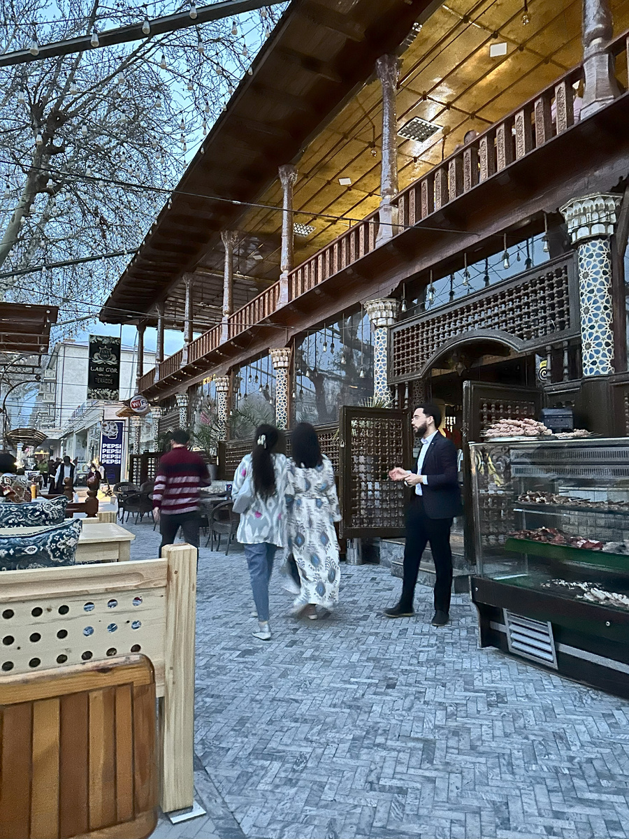 ресторан напротив Регистана