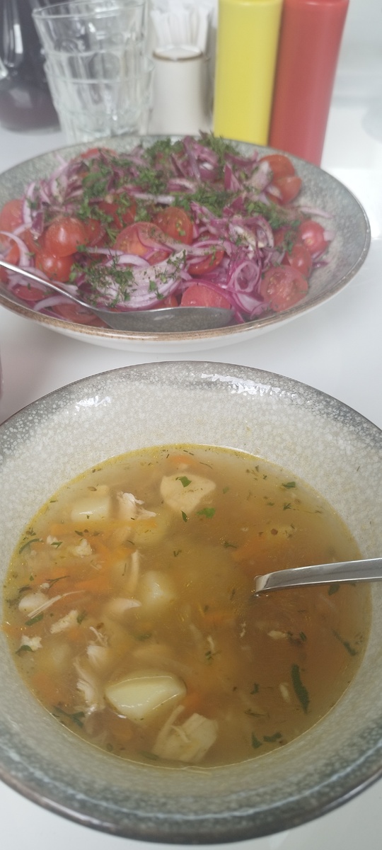 Салат на втором плане, но на первом месте.