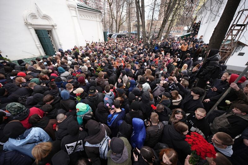    Люди перед началом церемонии прощания с рэпером Пашей Техником (Павлом Ивлевым) в храме Петра и Павла в Лефортово / Источник: © ИЗВЕСТИЯ/Сергей Лантюхов