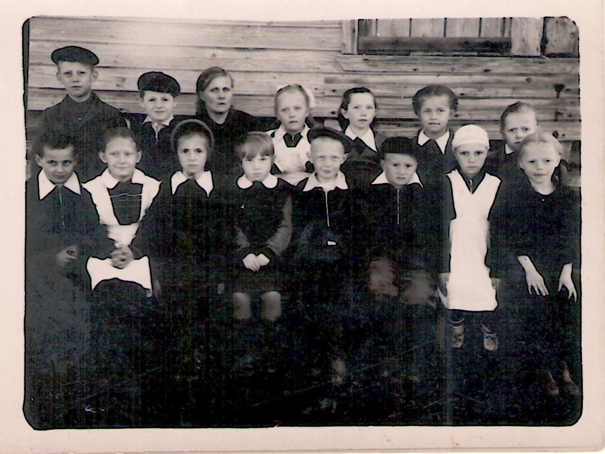 Ученики Каргулинской школы. В верхнем ряду третья слева – учительница Антонина Александровна Рюмина. Фото из семейного архива В.В. и М.В. Рюминых