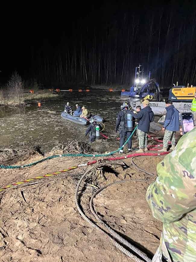 Спасатели погружаются в глубины противотанкового литовского болота USAMedRes