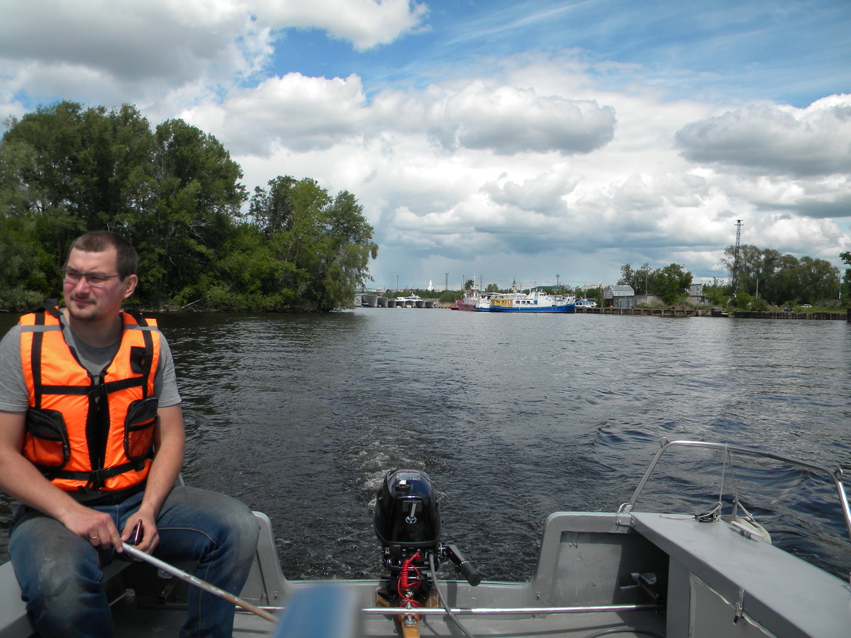 Здесь и далее фотки Сереги Ефимова. Я на руле, выходим с Локомтива 11 июня 2018