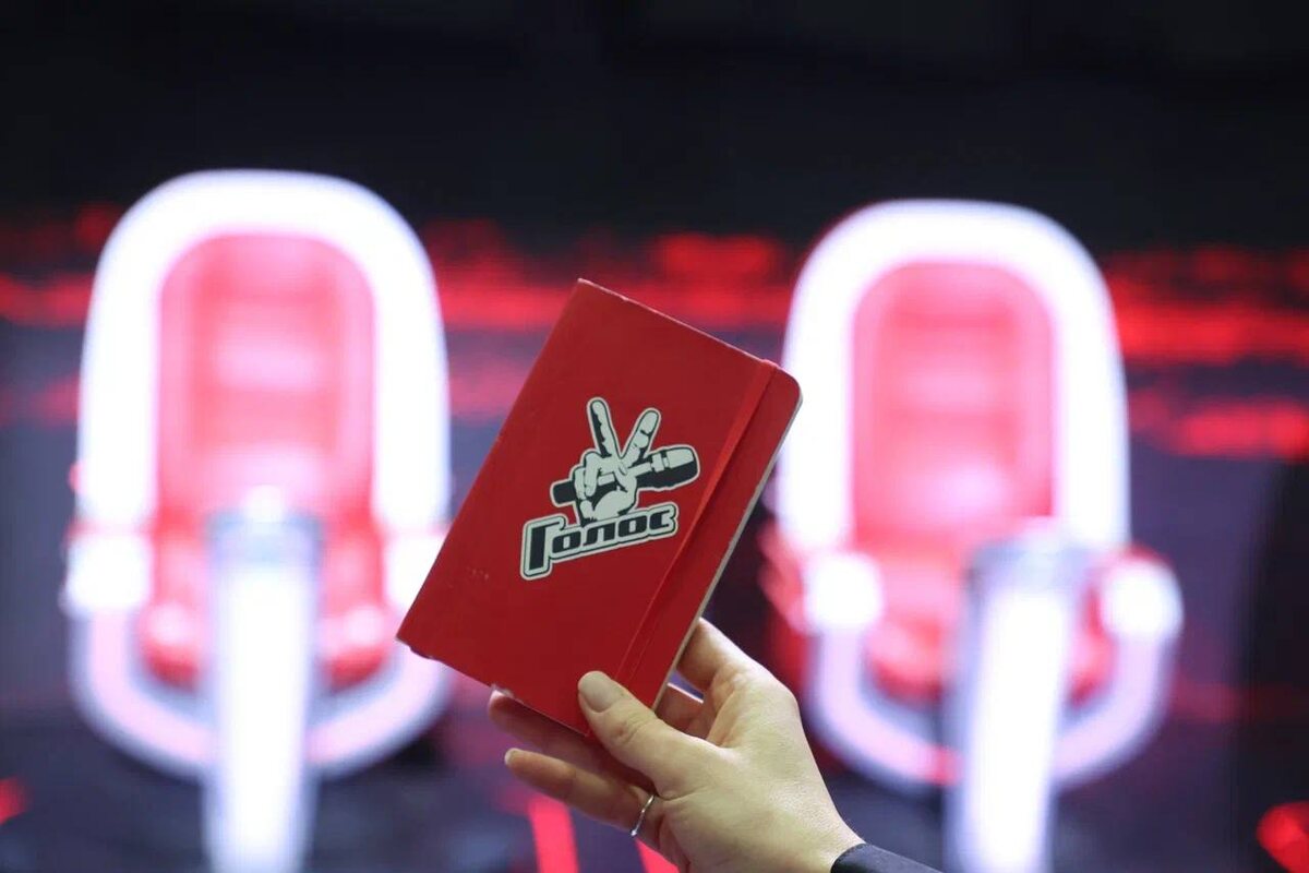 Кадр из шоу "Голос", Первый канал. 13 сезон, 11 выпуск, этап "Нокауты", 11 апреля 2025 года