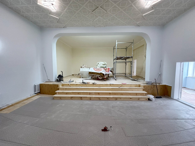 Отремонтированная сцена в школе искусств