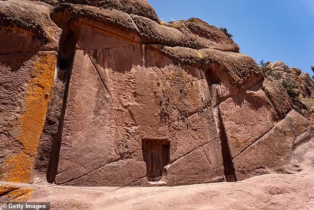 Араму Муру — загадочное скальное сооружение в Перу около озера Титикака. Археологи все еще ищут подсказки о его предназначении.