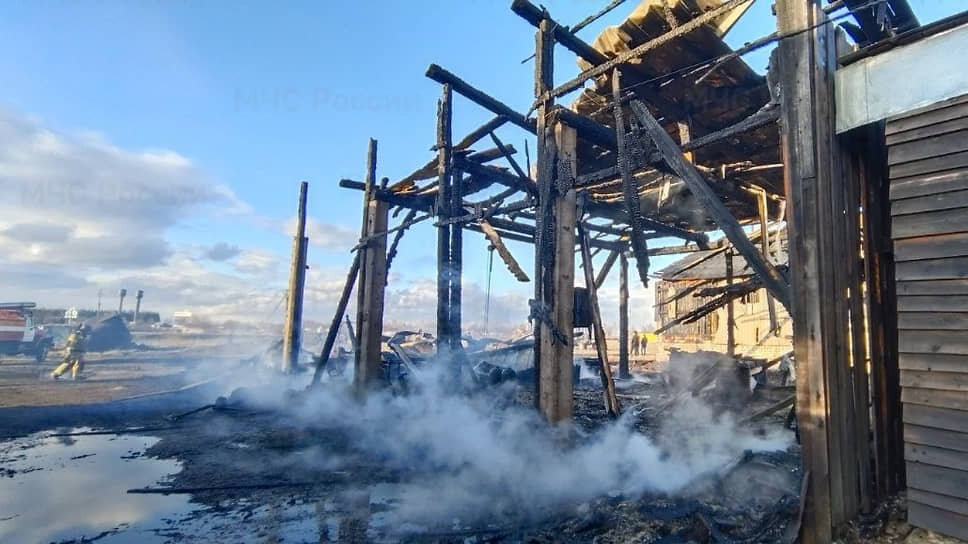 В Марий Эл ликвидировали пожар площадью 200 кв. м на пилораме.📷Фото: Пресс-служба МЧС Марий Эл