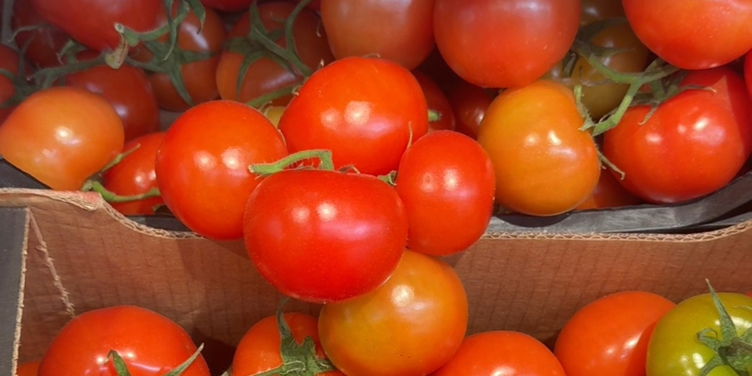 Как сделать безвкусные магазинные помидоры такими ароматными, будто с собственной грядки. Простая хитрость, о которой важно знать