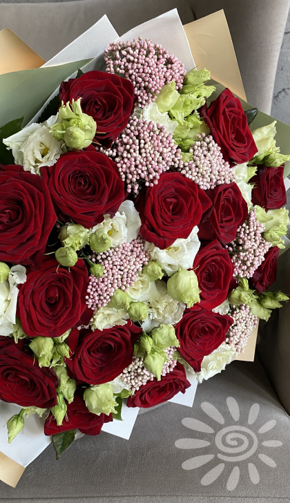 Кто первым додумался подарить даме букет? Возможно, это был находчивый неандерталец, решивший впечатлить подругу не очередной дубинкой, а чем-то более изящным. Шутки шутками, но традиция преподносить женщинам дары Флоры и правда уходит корнями в глубокую древность.