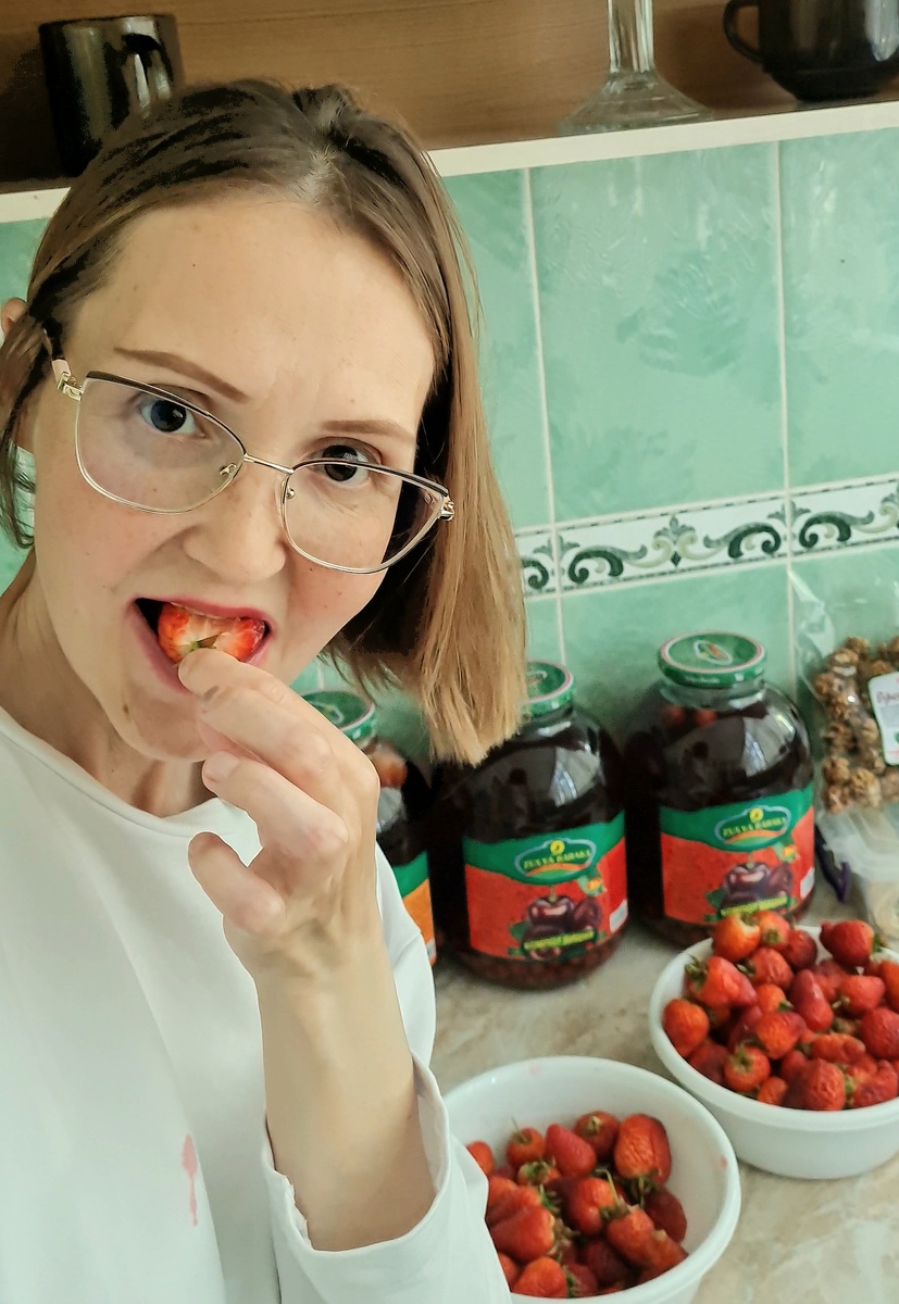 Я "чушка", даже клубнику не смогла эстетично вам показать, облилась соком 🤦‍♀️. Несмотря на это у меня куча белой одежды и самый простой способ удалить вообще любые пятна за пару секунд — это Доместос для туалета😂 Капнула пару капель на пятна, потерла в холодной воде, пятна исчезли прямо на глазах и быстро закинула в стиральную машинку. Вот так живём и не паримся)