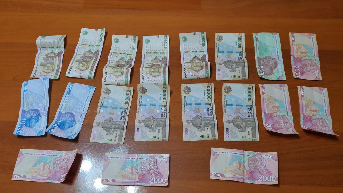 Сушим деньги. Первое время мы снимали наличку, но это жутко неудобно. Муж постоянно забывал вытаскивать их из кармана и раз 5 стирал из вместе со штанами.