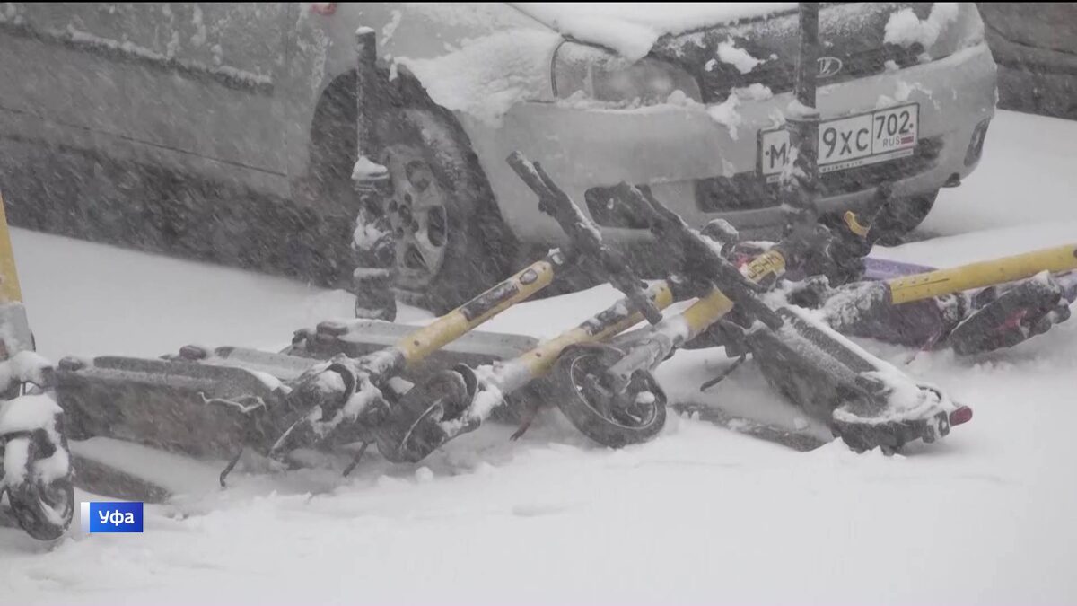    Юный уфимец устроил битву с самокатами