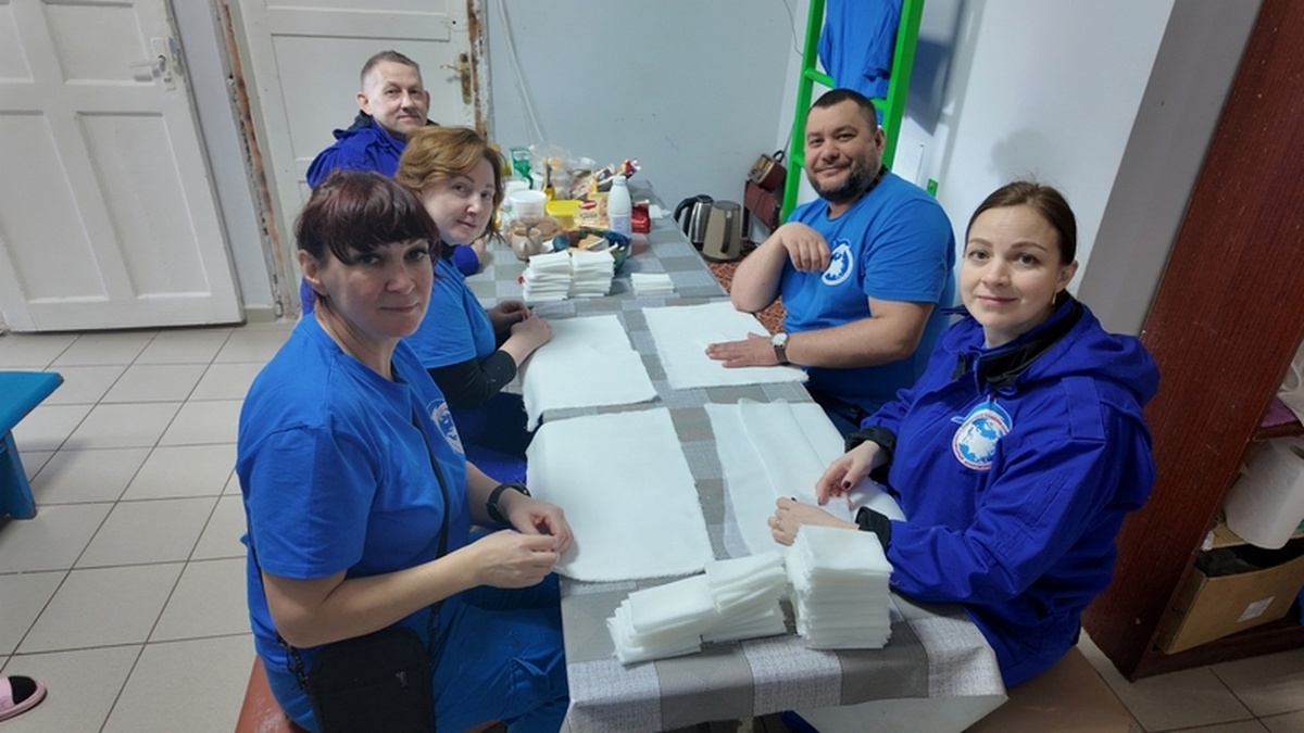 Работа в прифронтовом госпитале. Каждую свободную минутку волонтеры проводят с пользой: например, помогают сворачивать марлевые салфетки.