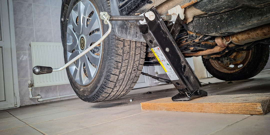 3 непростительных ошибки при поднятии автомобиля домкратом. Наблюдал за многими - почти все их допускают