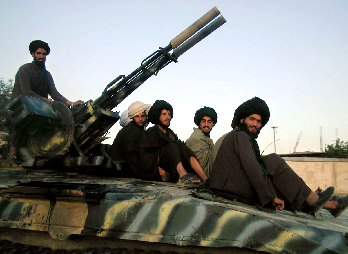 Талибан. Бойцы Талибана сидят на танке российского производства во время патрулирования в Кабуле, Афганистан.