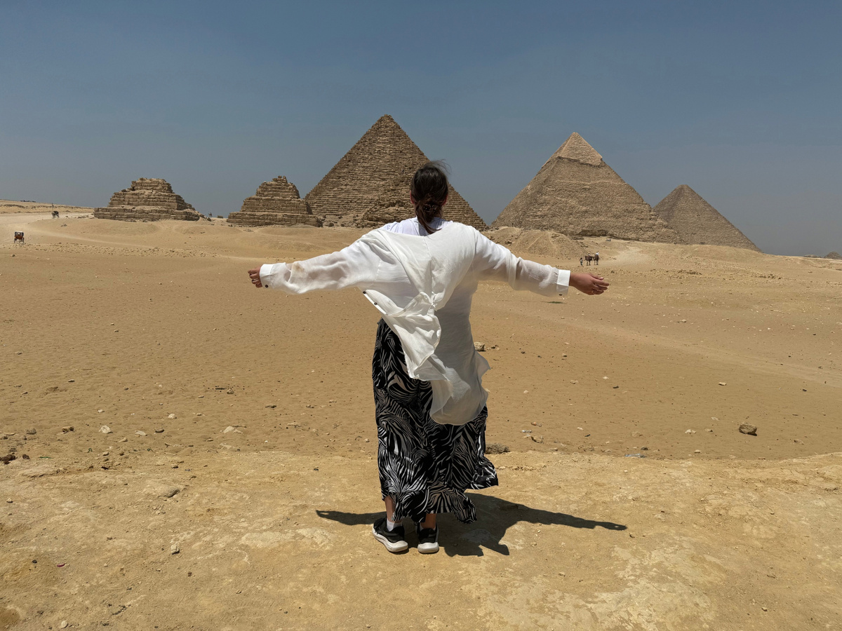 Вид с обзорной площадки на пирамиды. На площадку возят на лошадях, верблюдах. При желании можно пройтись пешком.