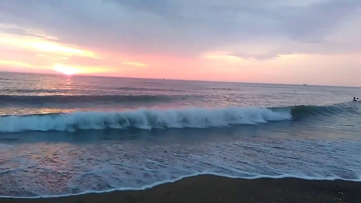 Берег Каспийского моря рядом с Махачкалой. Источник: https://fotostock74.ru/