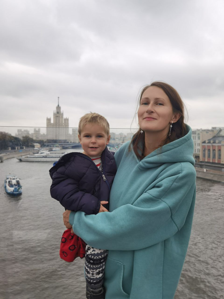 С самым младшим сыном на фоне городского пейзажа