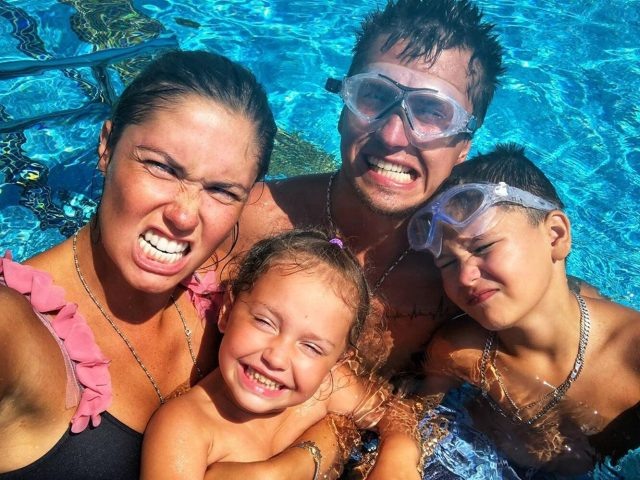    Агата Муцениеце и Павел Прилучный с детьми. Фото: социальные сети