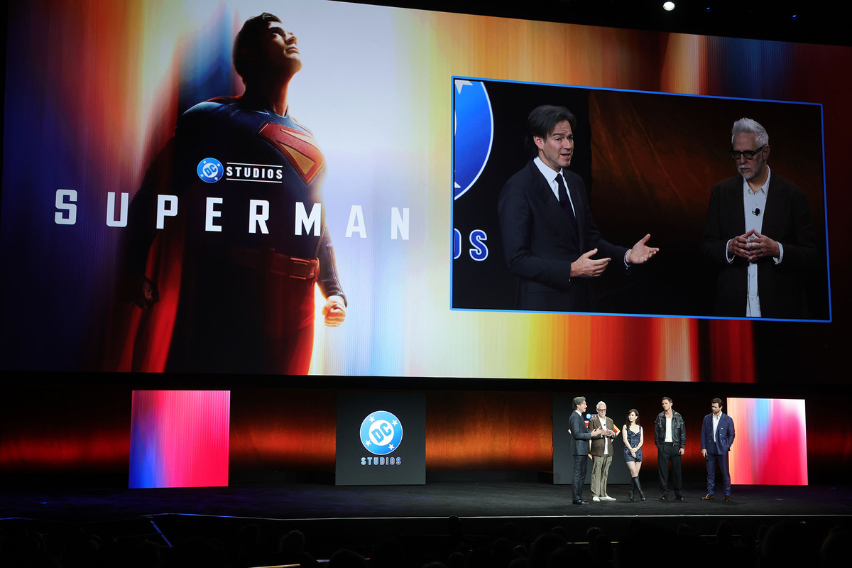    Питер Сафран, Джеймс Ганн, Рэйчел Броснахэн, Николас Холт, Дэвид Коренсвет презентуют будущего «Супермена» / Фото: Stewart Cook / Warner Bros. / Getty Images Entertainment / предоставлено Getty Images