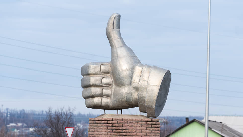 Памятник «Большой палец» в городе Губкин (Белгородская область).📷Фото: Олег Харсеев / Коммерсантъ