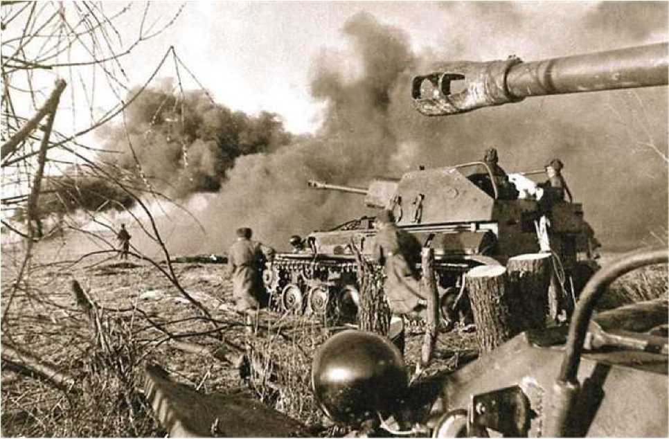 Советская пехота при поддержке легких самоходных ­артиллерийских установок СУ-76 атакует немецкие позиции под Кенигсбергом. Апрель 1945 г.Из книги А.Исаев, А. Драбкин - Великая Отечественная войны 1941-1945 гг.