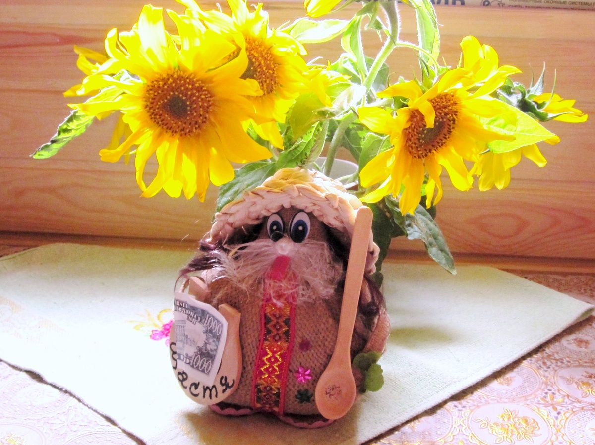 Фото автора. В новый дачный домик мы пригласили домовенка.