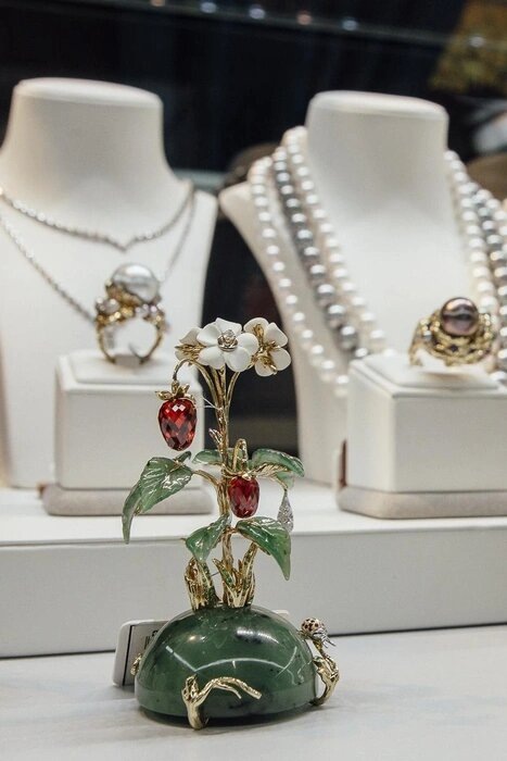 Подобная миниатюра хранится в сокровищнице королевы Елизаветы и продается в «Частной коллекции». Землянички можно носить как серьги.