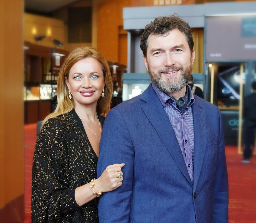 Екатерина Насонова, основательница ювелирного бренда Nasonpearl, с Виктором Моисейкиным  на международной ювелирной выставке в Гонконге, 2025г 