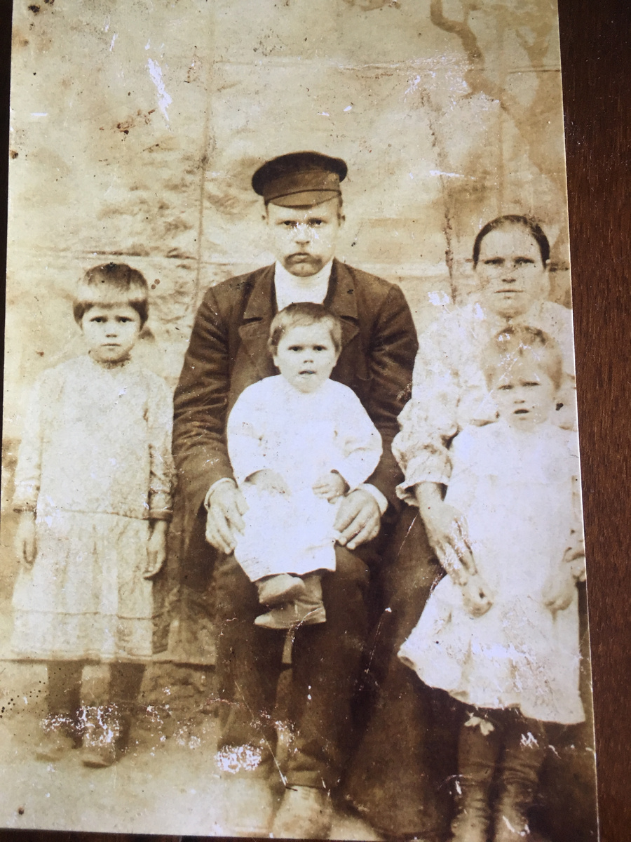 Прапрадедушка Константин и прапрабабушка Александра. На руках у Константина сестра Лидии, Настя. Справа сестра Тоня. Слева (?)