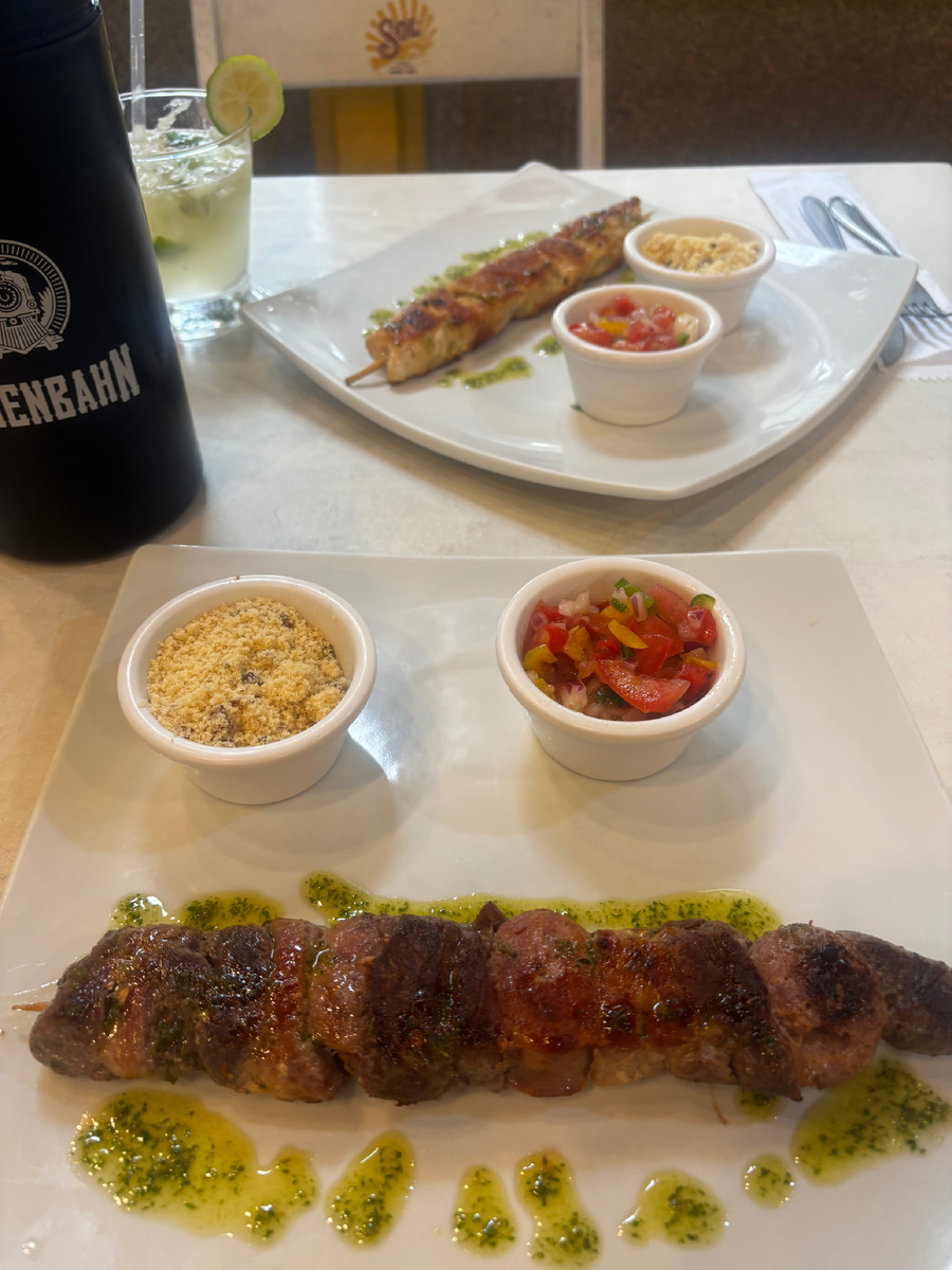 Два шашлычка и напитки. Примерно 30-35 евро.