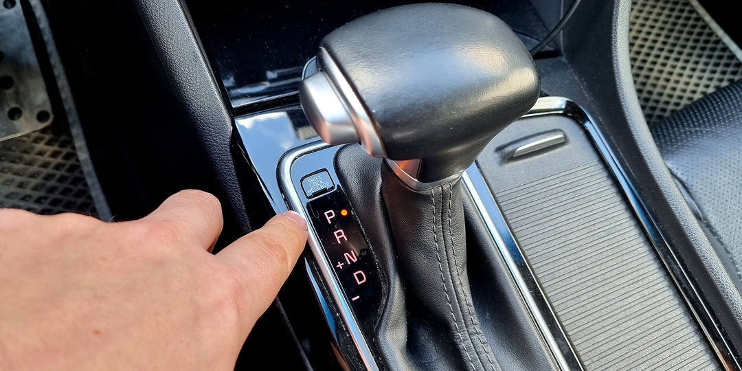 Почему нельзя ставить «P» – Паркинг, даже на малой горке: так и до аварии недалеко