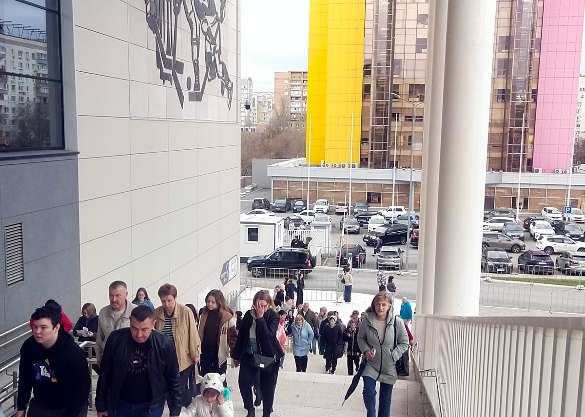 Стройными рядами на шоу движется народ. Фото KJB