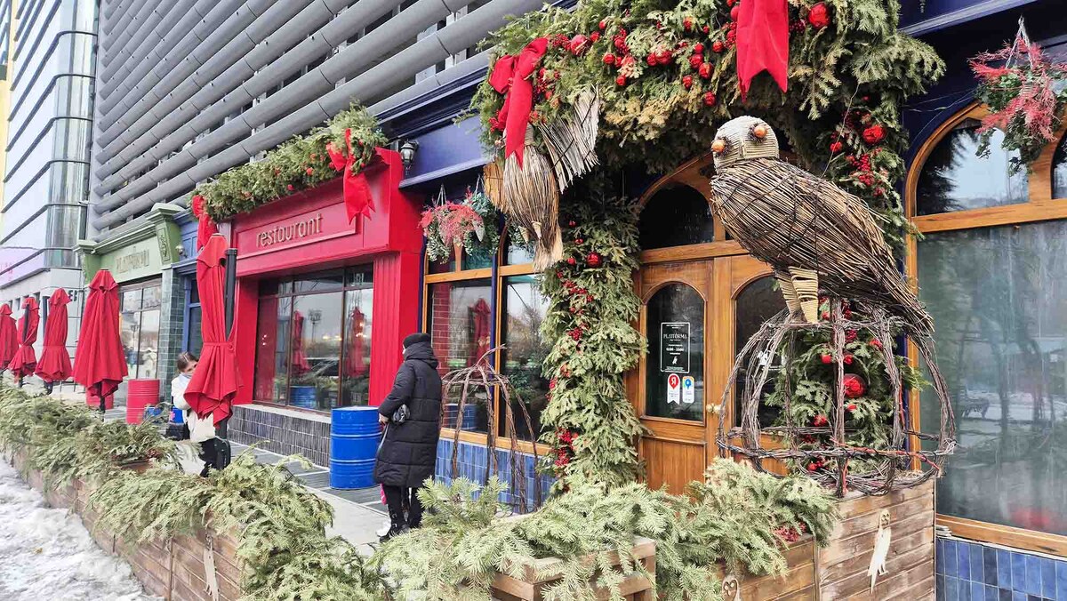 Так оформлен фасад ресторана. Вход в него — с улицы Вайнера. Листайте галерею, чтобы увидеть ещё фото