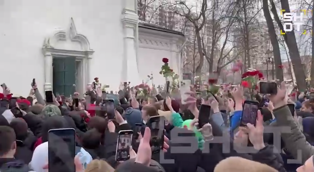     Толпа на прощании с Техником. Источник: t.me/neopra_blin Автор фото: Скриншот видео