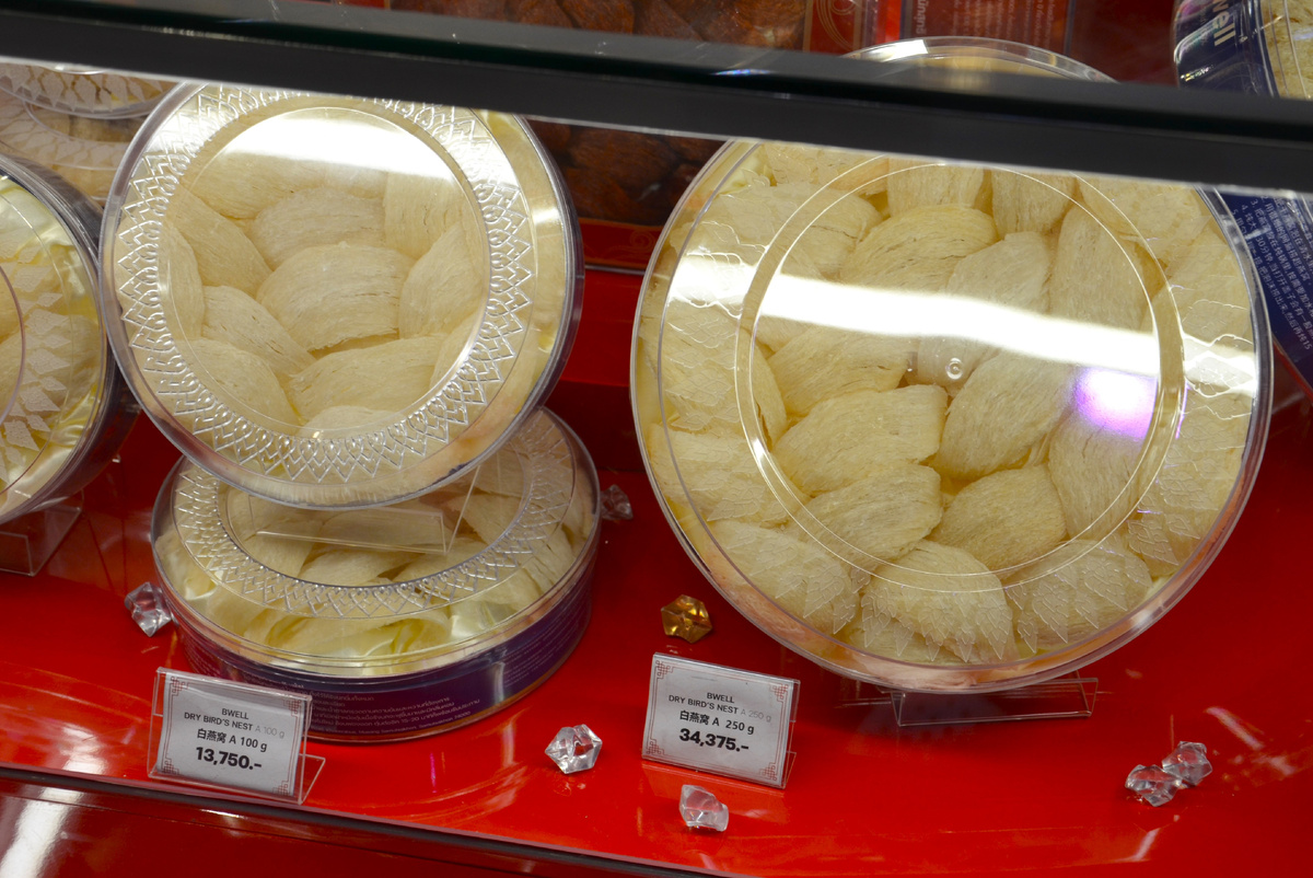 Витрина с птичьими гнёздами в торговом центре Iconsiam в Бангкоке. Упаковка 250 грамм стоит примерно 1200 долларов США, а 100 грамм - примерно 480 долларов. Значит, за килограмм - примерно 4800 долларов. Фото автора