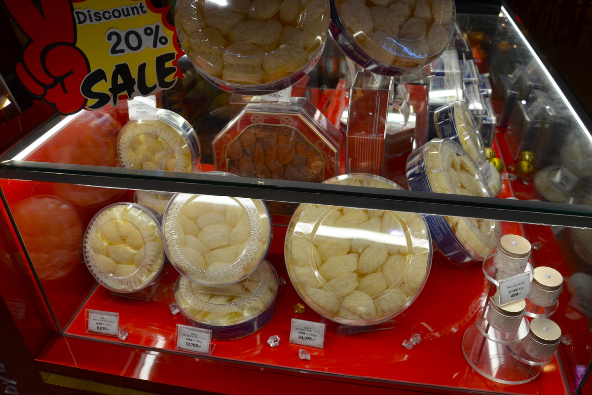 Витрина с птичьими гнёздами в торговом центре Iconsiam в Бангкоке. Фото автора