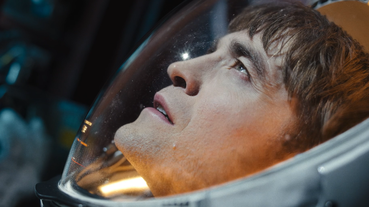 Иногда фильм хочет казаться большой космической фантастикой, но довольно скоро уходит в совершенно иное русло.