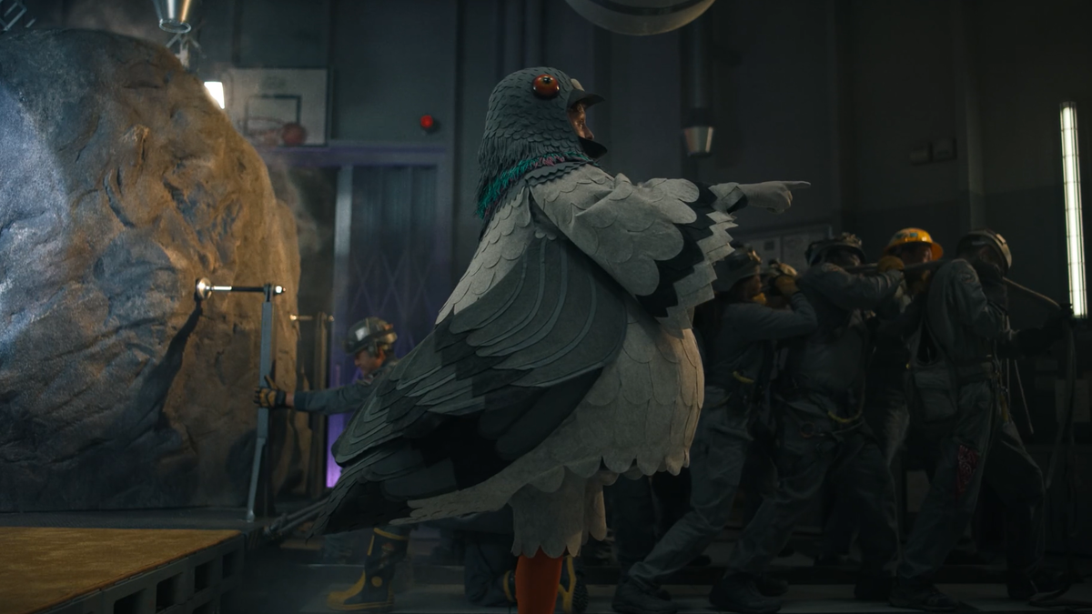 По-настоящему дурацких персонажей в фильме достаточно. Этот человек-голубь будет регулярно появлятся в кадре.