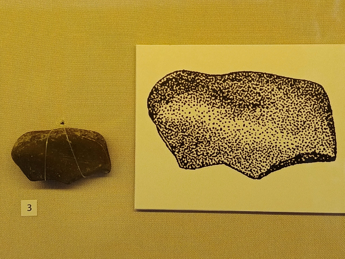 Галечная скульптура в виде мамонта, материал сланец. Поздний Палеолит. Музей природы и охраны окружающей среды, экспозиция «Человек и природа: всегда вместе»