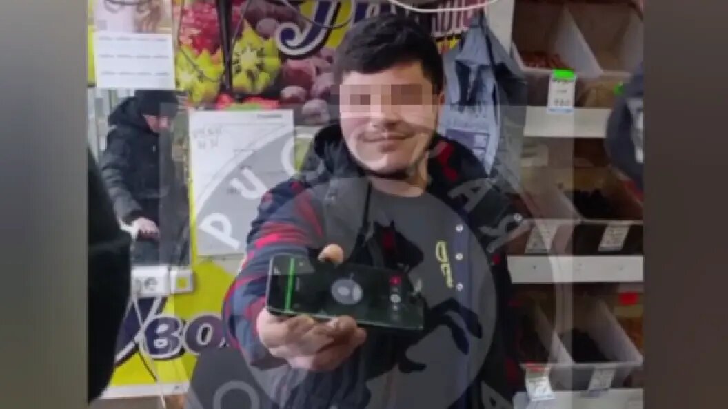   Только несовершеннолетний нелегал, кажется, спокоен и совершенно не расстроен. Фото: скрин видео "Русской Общины".
