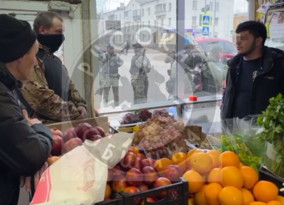    Рейд по киоскам закончился в отделении полиции. Фото: скрин видео "Русской Общины".