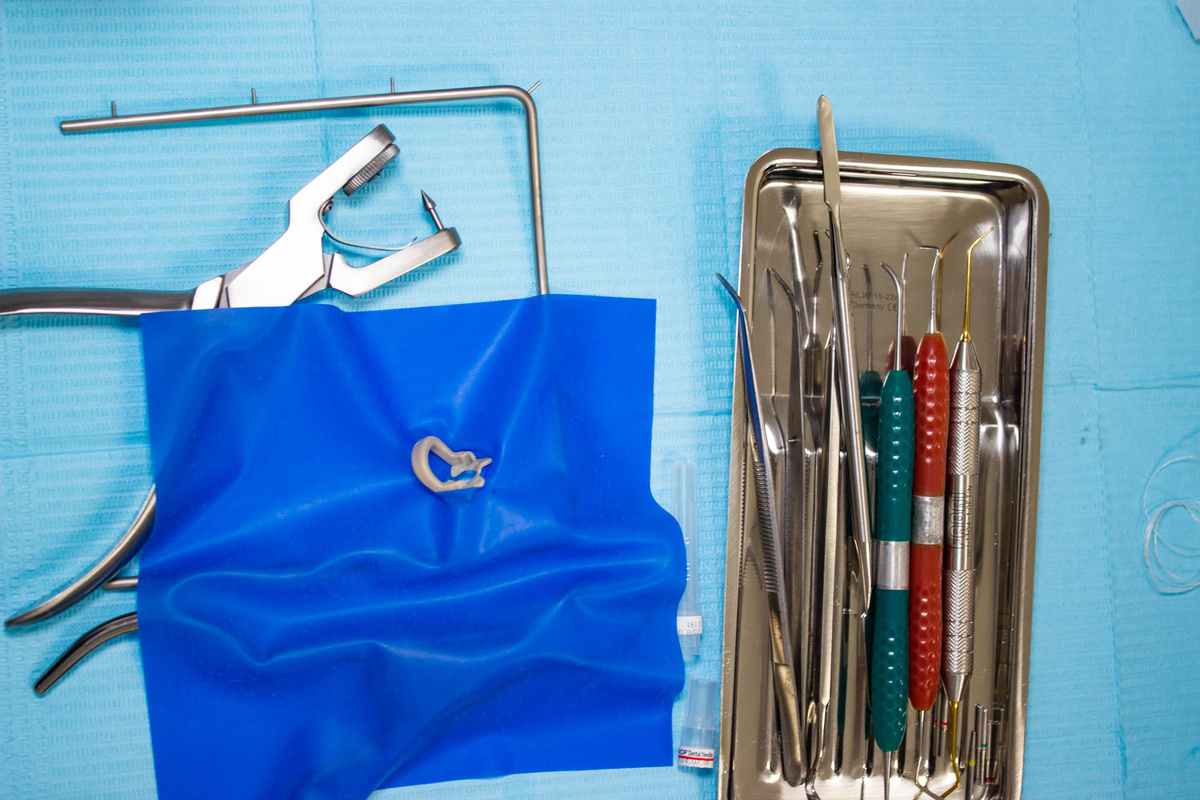 На фото: Инструмент стоматолога-терапевта для лечения кариеса