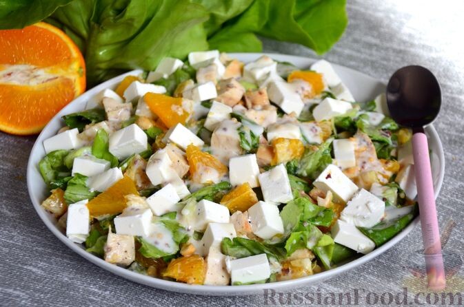 куриное филе, листья салата, апельсин, сыр фета, орех, кориандр молотый, соль, перец чёрный молотый, йогурт натуральный, мёд, горчица