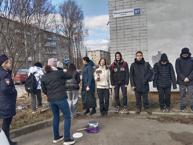В Торжке инспекторы ПДН, «Первые» и школьники вышли на борьбу с наркорекламой