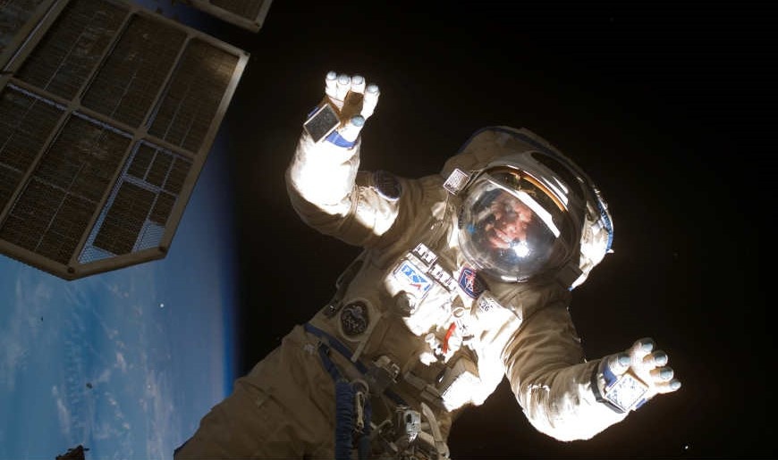 Олег Котов во время выхода в открытый космос в ходе экспедиции МКС-15, 2007 г.