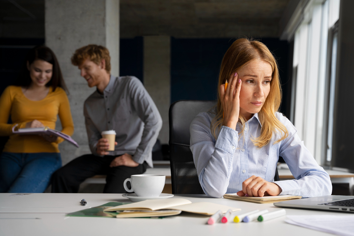 Источник фото https://ru.freepik.com/free-photo/young-adult-dealing-with-imposter-syndrome_32221442.htm#