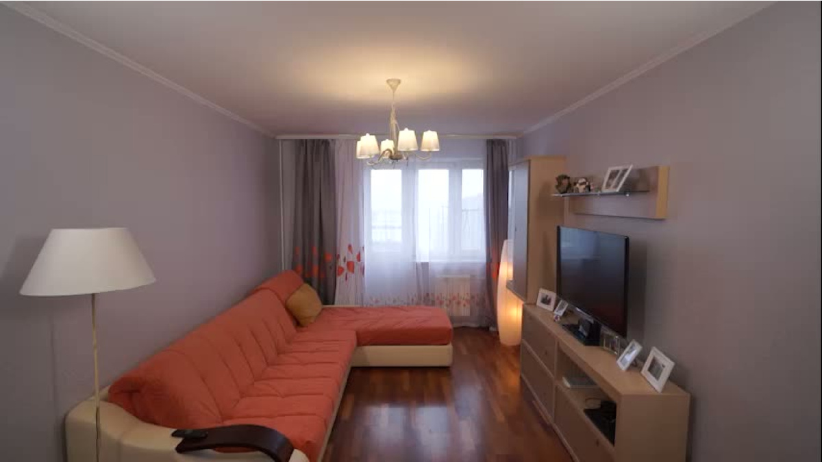 Больше всего семью смущал большой диван — теперь необходимости в нем нет, да и цвет поднадоел