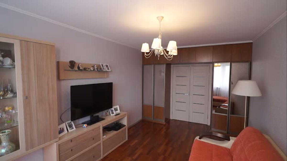 В комнате два шкафа, но все вещи не помещаются, поэтому некоторые приходилось хранить в комнате сына