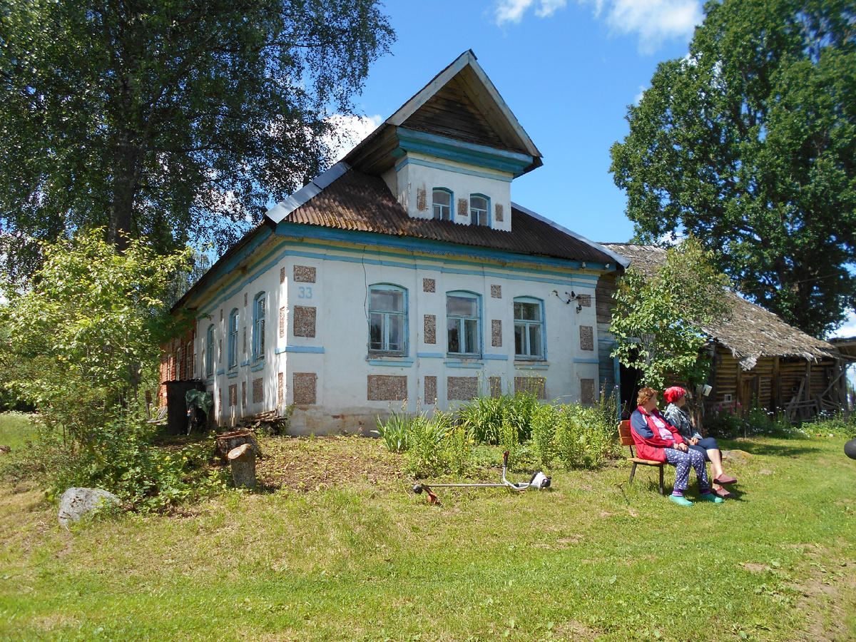 Кирпичный дом в старой русской деревне 