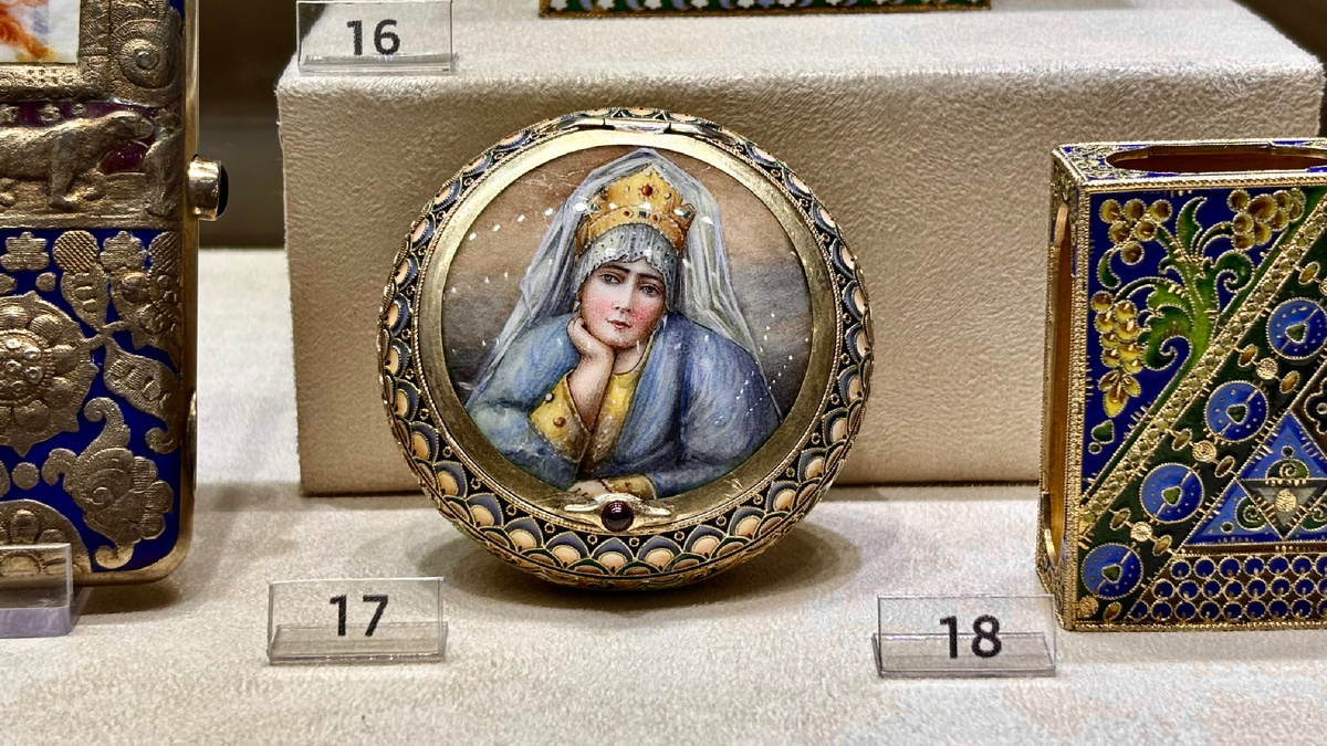 Пудреница с эмалевой миниатюрой «Боярыня в кокошнике», 1908-1917, 11-я Московская артель, Бежевый зал. Материалы: серебро, полудрагоценный камень, живописная эмаль, золочение